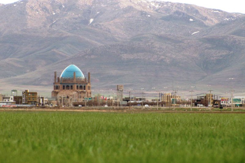 احیای چمن تاریخی سلطانیه با کود پاشی